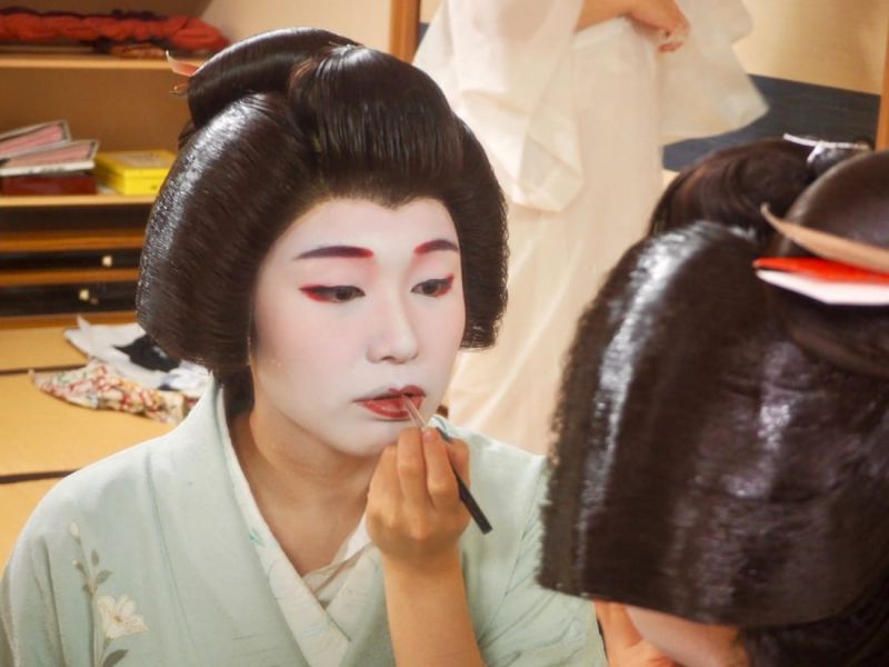 Geisha sẽ không tô hết môi